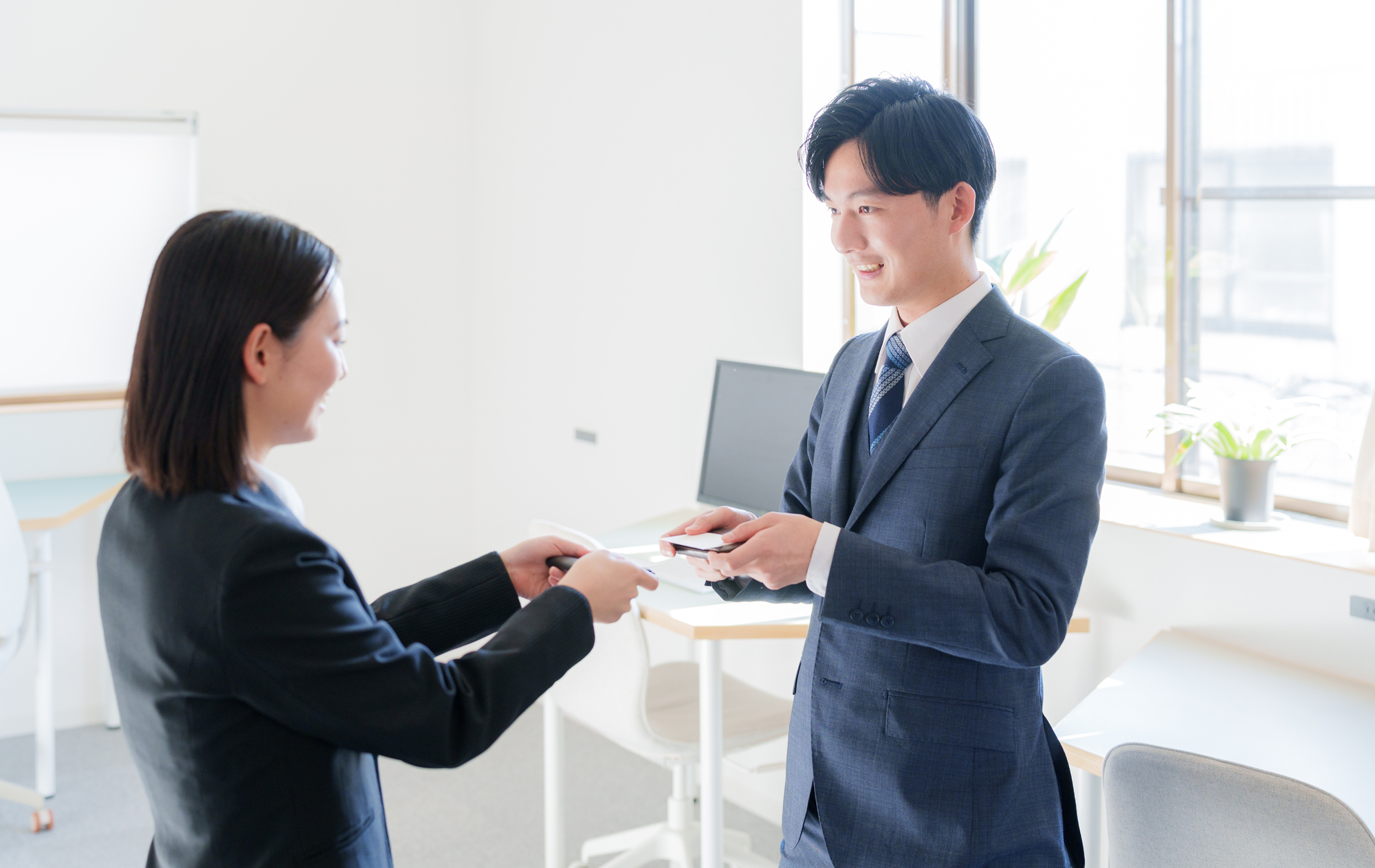 名刺交換ビジネスシーン